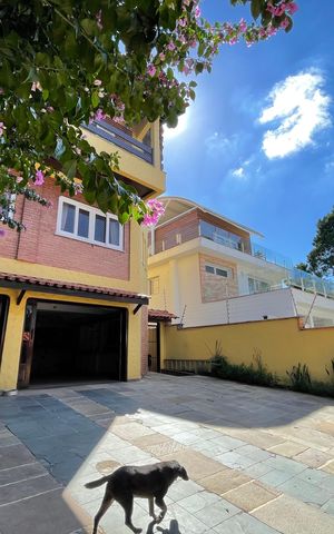 Casa à venda com 650m², 5 quartos e 6 vagas Casa à venda com 650m², 5 quartos e 6 vagasGaragem