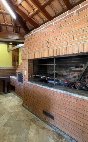 Casa à venda com 650m², 5 quartos e 6 vagas Casa à venda com 650m², 5 quartos e 6 vagasChurrasqueira