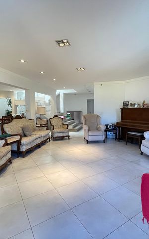 Casa à venda com 650m², 5 quartos e 6 vagas Casa à venda com 650m², 5 quartos e 6 vagasSala