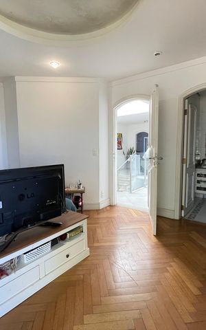 Casa à venda com 650m², 5 quartos e 6 vagas Casa à venda com 650m², 5 quartos e 6 vagasQuarto 4