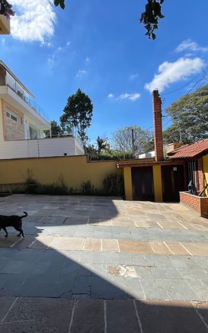 Casa à venda com 650m², 5 quartos e 6 vagas Casa à venda com 650m², 5 quartos e 6 vagasGaragem