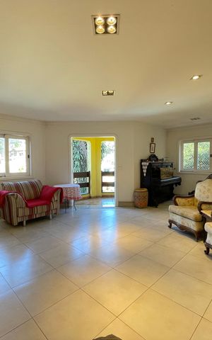 Casa à venda com 650m², 5 quartos e 6 vagas Casa à venda com 650m², 5 quartos e 6 vagasSala