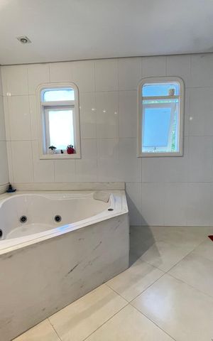 Casa à venda com 650m², 5 quartos e 6 vagas Casa à venda com 650m², 5 quartos e 6 vagasBanheiro 2