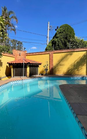 Casa à venda com 650m², 5 quartos e 6 vagas Casa à venda com 650m², 5 quartos e 6 vagasPiscina