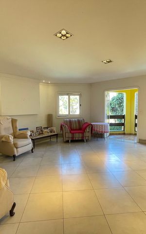 Casa à venda com 650m², 5 quartos e 6 vagas Casa à venda com 650m², 5 quartos e 6 vagasSala