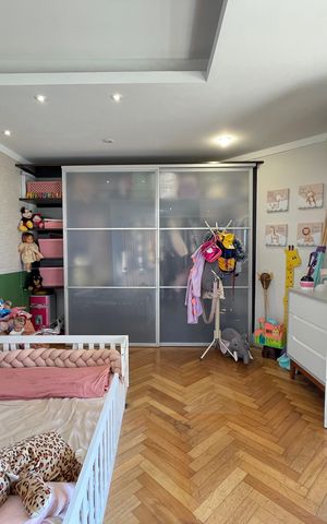 Casa à venda com 650m², 5 quartos e 6 vagas Casa à venda com 650m², 5 quartos e 6 vagasQuarto 5