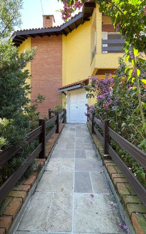 Casa à venda com 650m², 5 quartos e 6 vagas Casa à venda com 650m², 5 quartos e 6 vagasFachada