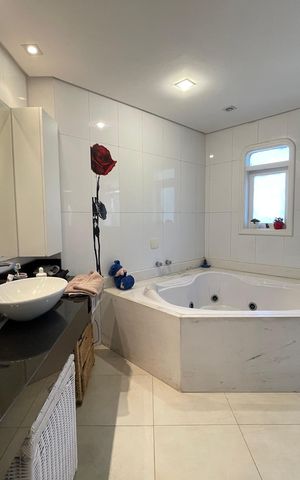 Casa à venda com 650m², 5 quartos e 6 vagas Casa à venda com 650m², 5 quartos e 6 vagasBanheiro 2