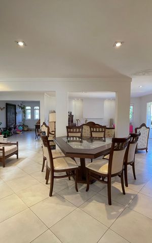 Casa à venda com 650m², 5 quartos e 6 vagas Casa à venda com 650m², 5 quartos e 6 vagasSala