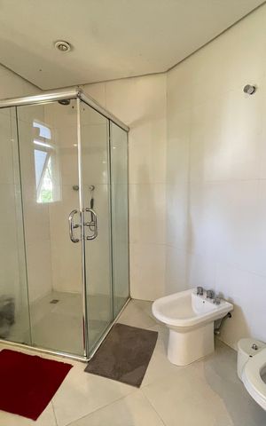 Casa à venda com 650m², 5 quartos e 6 vagas Casa à venda com 650m², 5 quartos e 6 vagasBanheiro 2