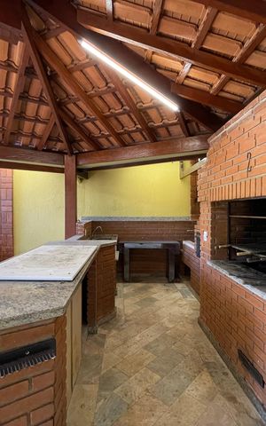 Casa à venda com 650m², 5 quartos e 6 vagas Casa à venda com 650m², 5 quartos e 6 vagasChurrasqueira