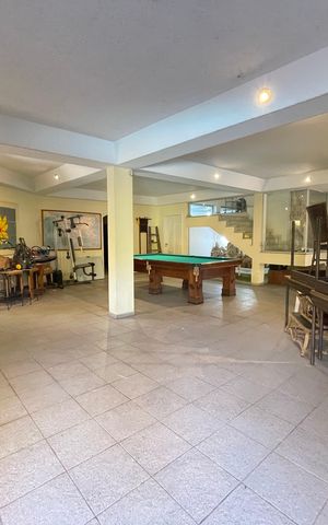Casa à venda com 650m², 5 quartos e 6 vagas Casa à venda com 650m², 5 quartos e 6 vagasGaragem
