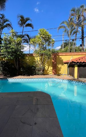Casa à venda com 650m², 5 quartos e 6 vagas Casa à venda com 650m², 5 quartos e 6 vagasPiscina