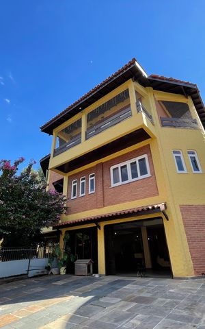 Casa à venda com 650m², 5 quartos e 6 vagas Casa à venda com 650m², 5 quartos e 6 vagasFachada