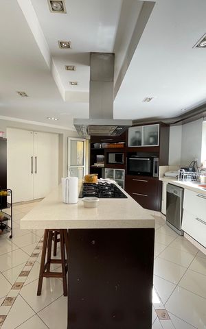 Casa à venda com 650m², 5 quartos e 6 vagas Casa à venda com 650m², 5 quartos e 6 vagasCozinha
