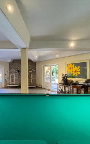Casa à venda com 650m², 5 quartos e 6 vagas Casa à venda com 650m², 5 quartos e 6 vagasGaragem