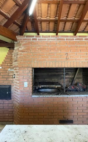 Casa à venda com 650m², 5 quartos e 6 vagas Casa à venda com 650m², 5 quartos e 6 vagasChurrasqueira