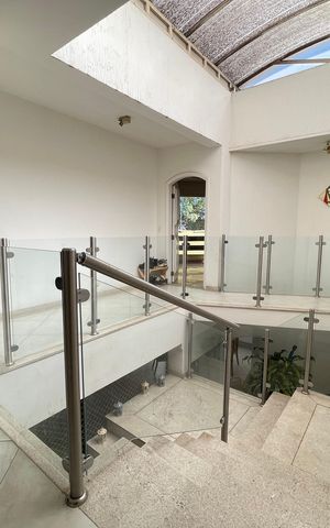 Casa à venda com 650m², 5 quartos e 6 vagas Casa à venda com 650m², 5 quartos e 6 vagasHall Quartos