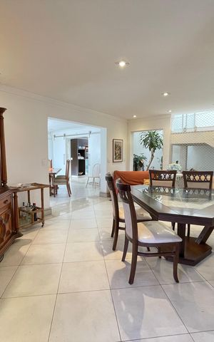 Casa à venda com 650m², 5 quartos e 6 vagas Casa à venda com 650m², 5 quartos e 6 vagasSala
