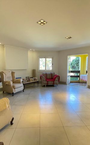 Casa à venda com 650m², 5 quartos e 6 vagas Casa à venda com 650m², 5 quartos e 6 vagasSala