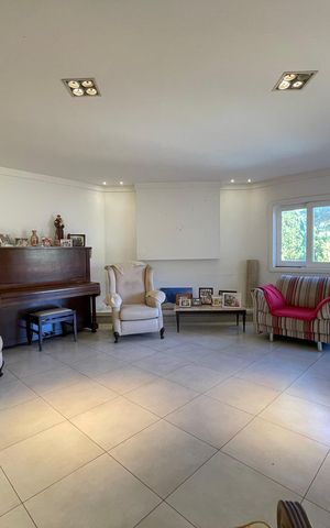 Casa à venda com 650m², 5 quartos e 6 vagas Casa à venda com 650m², 5 quartos e 6 vagasSala
