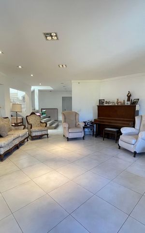 Casa à venda com 650m², 5 quartos e 6 vagas Casa à venda com 650m², 5 quartos e 6 vagasSala