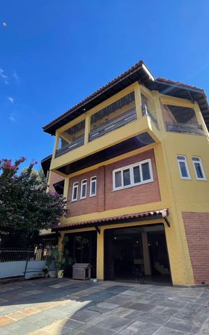 Casa à venda com 650m², 5 quartos e 6 vagas Casa à venda com 650m², 5 quartos e 6 vagasFachada