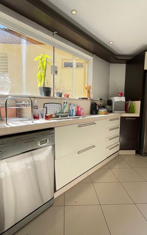 Casa à venda com 650m², 5 quartos e 6 vagas Casa à venda com 650m², 5 quartos e 6 vagasCozinha