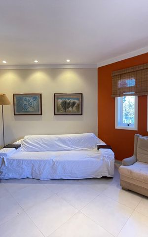 Casa à venda com 650m², 5 quartos e 6 vagas Casa à venda com 650m², 5 quartos e 6 vagasSala