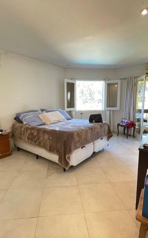 Casa à venda com 650m², 5 quartos e 6 vagas Casa à venda com 650m², 5 quartos e 6 vagasSala