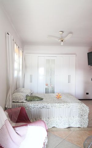 Casa à venda com 250m², 4 quartos e 2 vagassuíte 