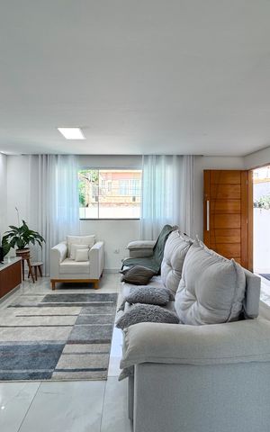 Casa à venda com 223m², 4 quartos e 6 vagas Casa à venda com 223m², 4 quartos e 6 vagasSala