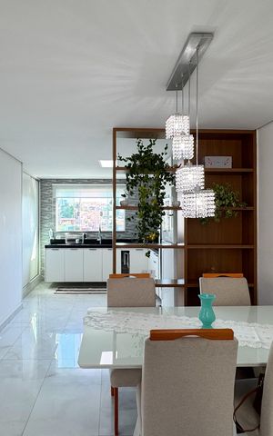 Casa à venda com 223m², 4 quartos e 6 vagas Casa à venda com 223m², 4 quartos e 6 vagasSala