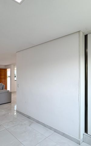 Casa à venda com 223m², 4 quartos e 6 vagas Casa à venda com 223m², 4 quartos e 6 vagasCozinha