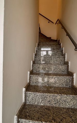 Casa à venda com 84m², 3 quartos e 1 vaga Casa à venda com 84m², 3 quartos e 1 vagaEscada