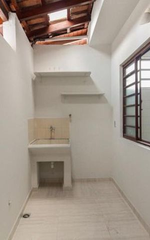 Casa à venda com 360m², 6 quartos e 5 vagas Casa à venda com 360m², 6 quartos e 5 vagasCasa 2 - Área de serviço