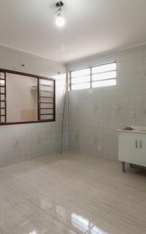 Casa à venda com 360m², 6 quartos e 5 vagas Casa à venda com 360m², 6 quartos e 5 vagasCasa 2 - Cozinha