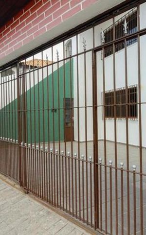 Casa à venda com 360m², 6 quartos e 5 vagas Casa à venda com 360m², 6 quartos e 5 vagasFachada