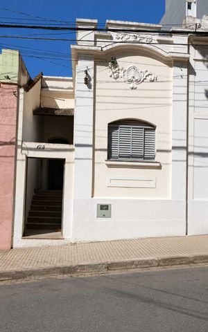 Casa à venda com 180m², 3 quartos e sem vaga Casa à venda com 180m², 3 quartos e sem vagaFachada