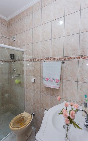 Casa à venda com 200m², 3 quartos e 5 vagas Casa à venda com 200m², 3 quartos e 5 vagasBanheiro social