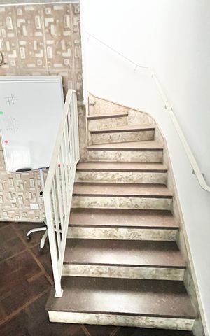 Casa para alugar com 176m², 4 quartos e 3 vagas Casa para alugar com 176m², 4 quartos e 3 vagasEscada
