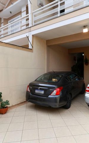 Casa à venda com 168m², 3 quartos e 4 vagas Casa à venda com 168m², 3 quartos e 4 vagasGaragem