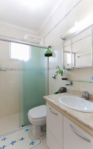 Casa à venda com 168m², 3 quartos e 4 vagas Casa à venda com 168m², 3 quartos e 4 vagasBanheiro da suíte 2