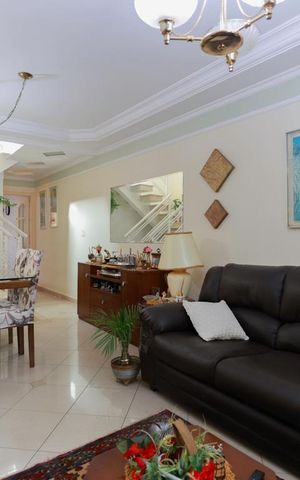 Casa à venda com 168m², 3 quartos e 4 vagas Casa à venda com 168m², 3 quartos e 4 vagasSala