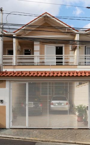 Casa à venda com 168m², 3 quartos e 4 vagas Casa à venda com 168m², 3 quartos e 4 vagasFachada