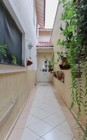 Casa à venda com 168m², 3 quartos e 4 vagas Casa à venda com 168m², 3 quartos e 4 vagasCorredor externo