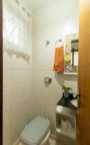 Casa à venda com 180m², 3 quartos e 3 vagas Casa à venda com 180m², 3 quartos e 3 vagasLavabo