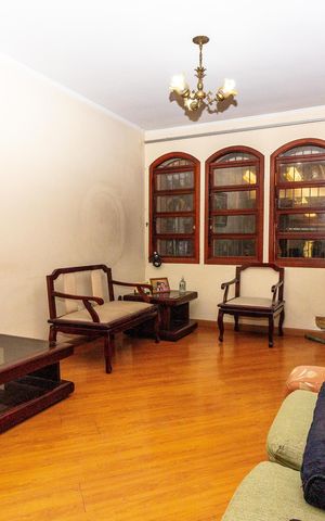 Casa à venda com 198m², 5 quartos e 4 vagas Casa à venda com 198m², 5 quartos e 4 vagasSala
