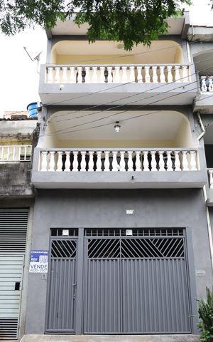 Casa à venda com 180m², 3 quartos e 2 vagasFachada do imóvel - Placa instalada no portão do imóvel - Código da placa: HBJM-6