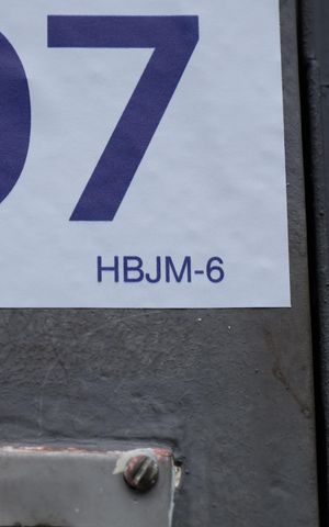 Casa à venda com 180m², 3 quartos e 2 vagasPlaca instalada no portão do imóvel - Código da placa: HBJM-6